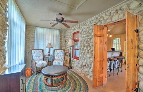 Enchanting Hilltop Cottage in Medicine Park! - Foto 3