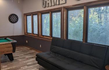 Walk to K-State, Sleeps 12, Pool Table, Hot Tub - Foto 17