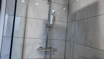 Uber Stylish 3 bedroom home off Road parking near town centre and Bike Park Wales - Foto 3, Shower