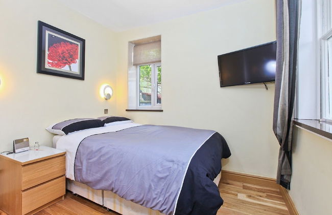Baker Street Suites - Photo 4