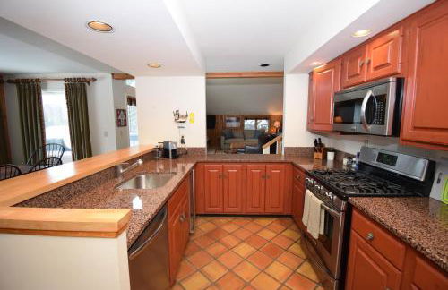 Stratton Mountain Condo with a Hot Tub! Sleeps 12! - Photo 15