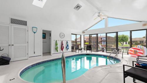 NEW! 4BR I Indoor Pool on the Bay in Boat Town USA - Foto 3