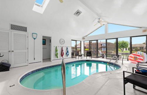 NEW! 4BR I Indoor Pool on the Bay in Boat Town USA - Foto 3