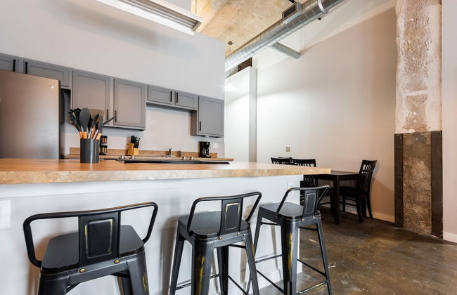 Luxury Historic Loft with Gym - Photo 77