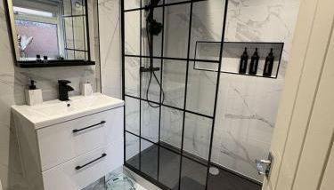 Anfield Home - Sleeps 7 - 1 min walk to Stadium! - Foto 4, towels, Shower