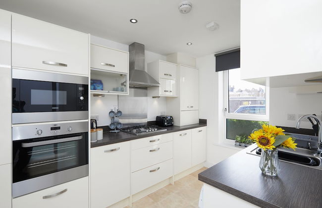 3 Bedroom Large House - Train Station - Photo 14