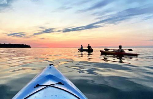 Lakefront Pine Cottage Hot Tub & Fire Pit - Foto 23