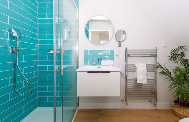 Mariners Stylish Beachside Getaway With Sea Views - Photo 55