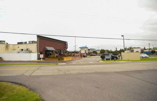 Stylish 2BR Condo Near Beach, Large Pool & Patio, Pet Friendly - Foto 54