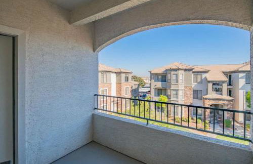 Elegant 1BD King Bed, Pool, Hot Tub, Gym, Parking - Photo 12