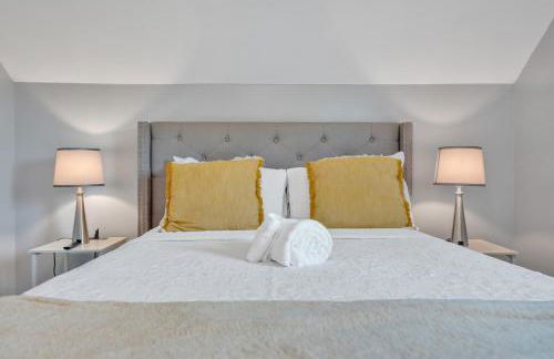 Shades of Gray 4BR Home w Mini Fridges - Foto 23