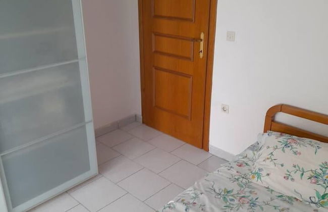 Impeccable 2-bed House in - Photo 4