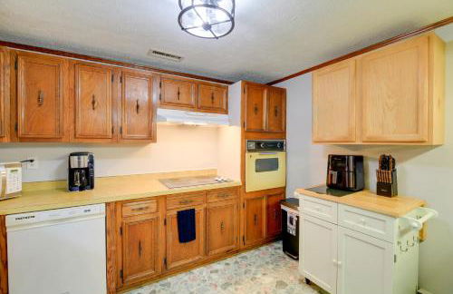 Bluefield Home with Covered Deck - Near Parks! - Foto 10