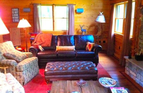 Cozy Log Cabin with a Private Hot Tub near Beartown State Forest, Massachusetts - Foto 2