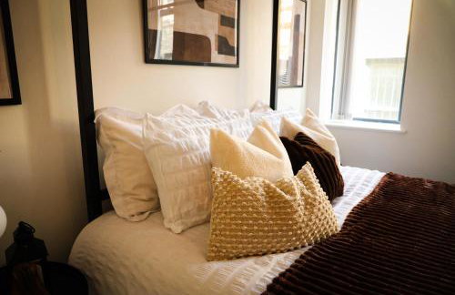 Bradford City Centre Walk To Trains, Dining, 65' Smart TV, Perfect For Working Professionals - Foto 12