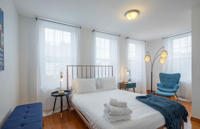 Stairway 3BR Apt w W D Ideal for Groups - Foto 3