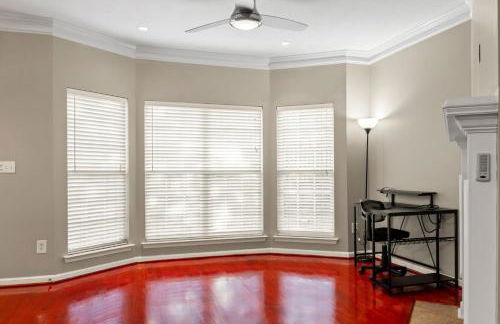 Private Fenced Yard • Sleeps 10 • Mins to Malls - Foto 29