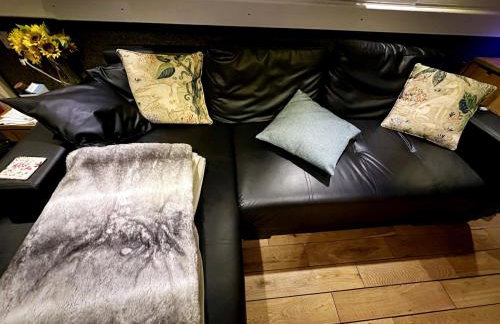 BrightOwl Waterside Narrowboat Cottage Experience - Foto 31