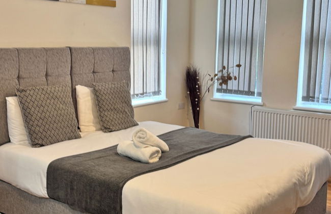 Stay Near Heathrow! Pristine, Convenient & Only 5 Mins to the Terminals - Photo 5