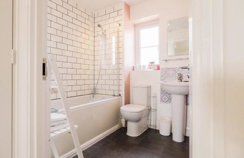 Beautiful 3 Bedroom Home Near Worcester - Photo 76