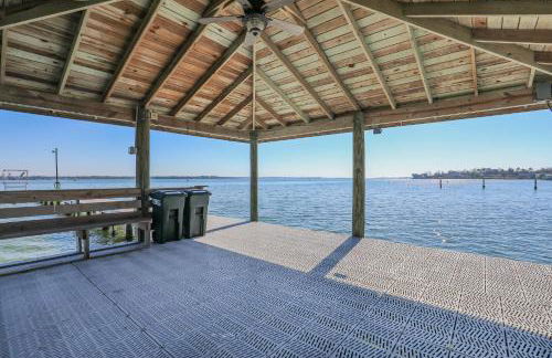 Spacious Home with Waterfront View-Welcome Pets - Foto 53