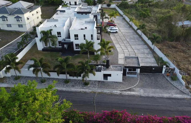 Apt - Gated Community-sleeps 4-balcony-parking - Foto 23