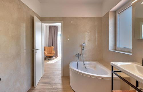 Villa Esarjo with Heated Pool and Sea View - Foto 49