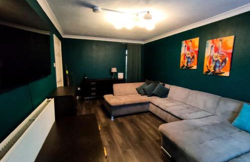 Cozy Four-Bedroom Home with Hot Tub, Garden, CONTRACTORS WELCOME - Close to Shops, Restaurants, Hospital and Park - Photo 4