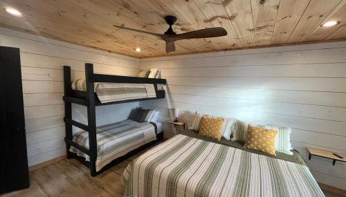 New, modern cabin with private lake and hiking - Foto 4