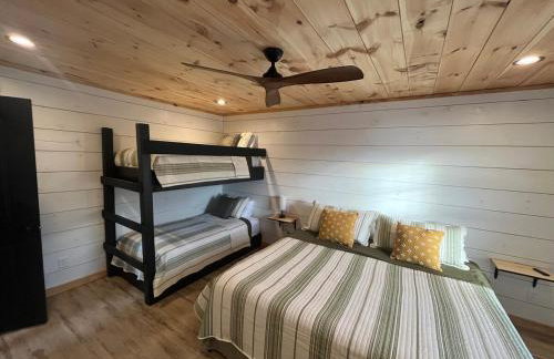 New, modern cabin with private lake and hiking - Foto 4