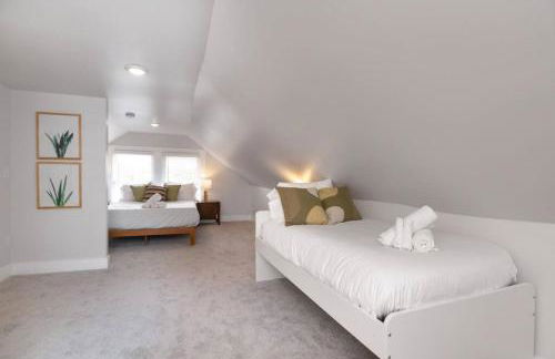 Deluxe 4-Bedroom w Huge Deck 3-Min to Downtown - Foto 13