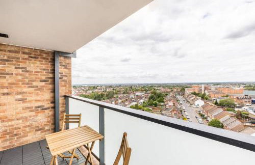 Stylish & Comfortable Top-Floor Flat in Harrow - Photo 13