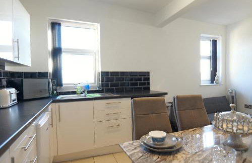 Zeenat Central Bury - Modern 2BR with Free Parking Sleeps 6 - Foto 25