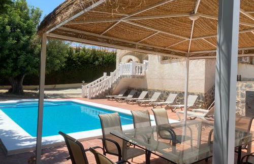 Agradable Villa con piscina y vistas al mar - Photo 3