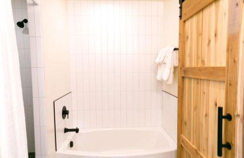 LUX Modern Chalet, Pool & Hot Tub, 10 Mins to the Mountain & Incredible Views - Photo 8