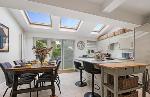 Pass The Keys Picture Perfect Haven in Didsbury Village - Free Parking & EV Station - Photo 10