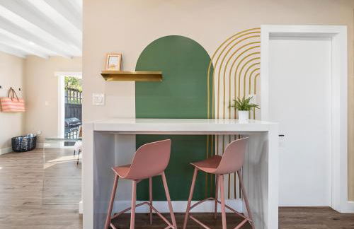 Classic Beach Bungalow - Parking, Private Patio & Pet Friendly! - Foto 14