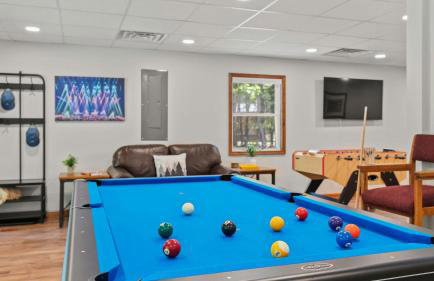 Maple Oasis by Avantstay Newly Built w/ Hot Tub, Game Room & Fire Pit - Foto 30