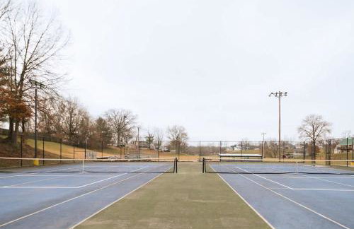 3-story home for 12 Near Ark with Hot Tub & Parking! - Foto 25