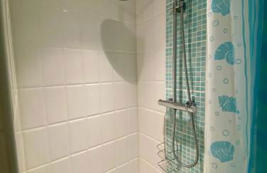 Charmant F1 avec terrasse et vue sur jardin arboré - fraicheur naturelle du rez de jardin - parking - Foto 5