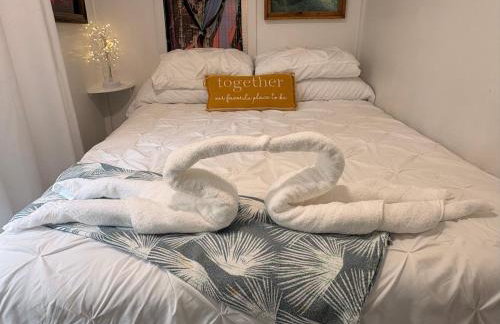 Romantic Beach Style Cottage close to everything! - Photo 9