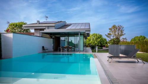 LUXURY VILLA RUBIN with Jacuzzi POOL GYM & SPA near Venice and Padua - Photo 2, sunbed