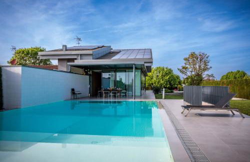 LUXURY VILLA RUBIN with Jacuzzi POOL GYM & SPA near Venice and Padua - Photo 2