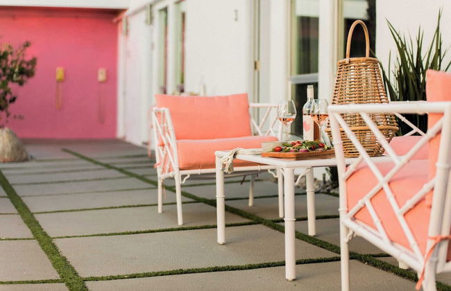 2 Rooms, Sleeps 8 Retro Hotel w/ Pool Wesley King Studio Buyout by Avantstay - Foto 30