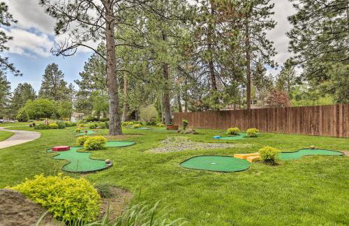 Chic Bend Condo with Fireplace and Forest Views! - Foto 28