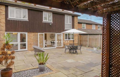 Spacious 5 bed Sunninghill with driveway parking - By Tempstay - Foto 18