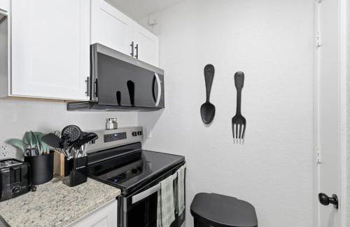 1BD 1BA Stylish Arlington Home w Backyard - Foto 13