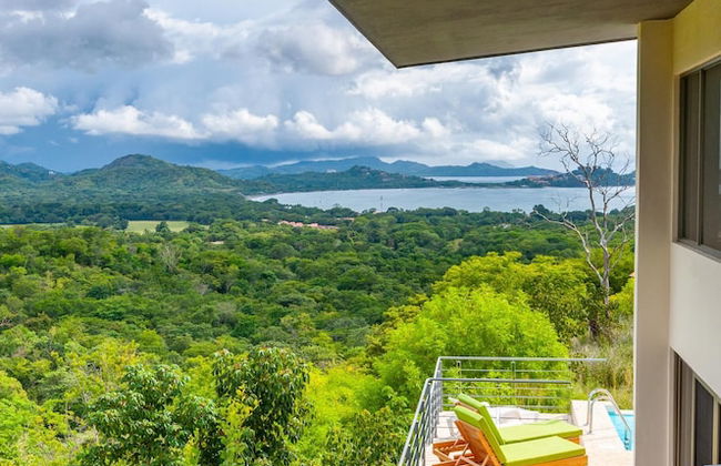 Modern Hillside Home with Sleek Interiors and Panoramic Poolside Views - Foto 12