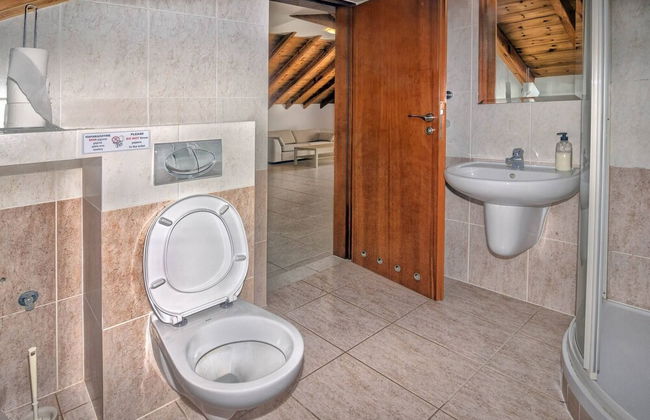 Incredible Large Villa In Paphos Sleeps 14 Children Pool, Jacuzzi, Huge Garden - Foto 30