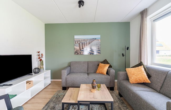 Luxurious Holiday Home With Parking - Photo 17